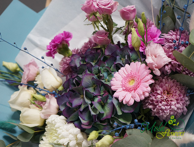 Buchet cu hortensie bicolora si crizantema foto